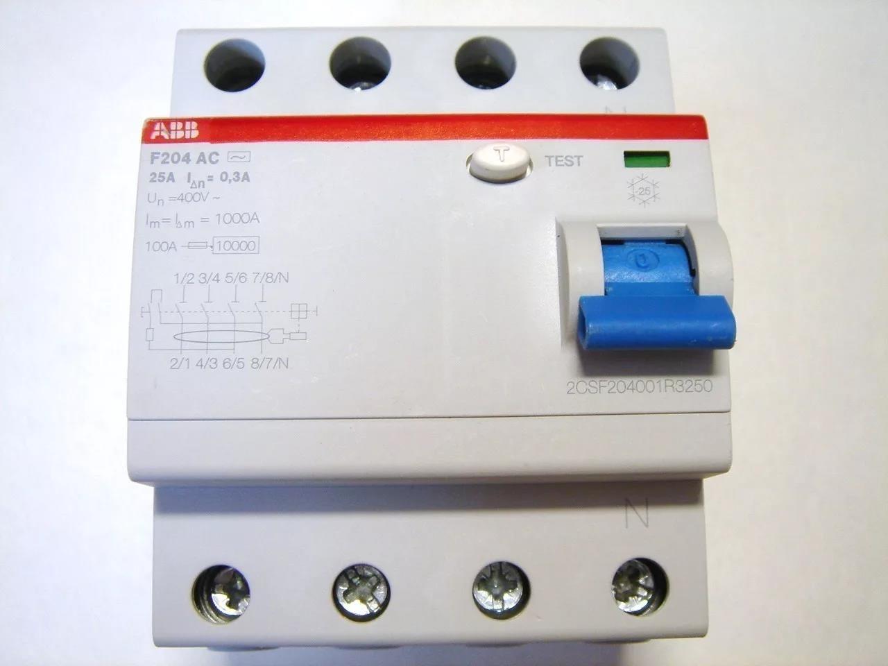 Маркировка, по которой определяют класс, находится на корпусе прибора