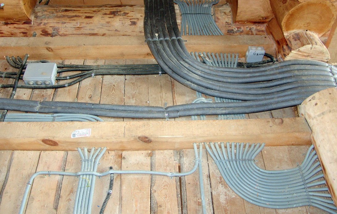 Монтаж электропроводки под деревянными полами