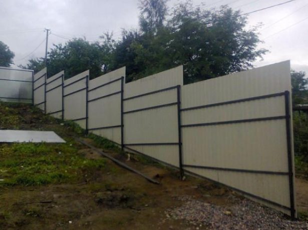 На металлических опорах