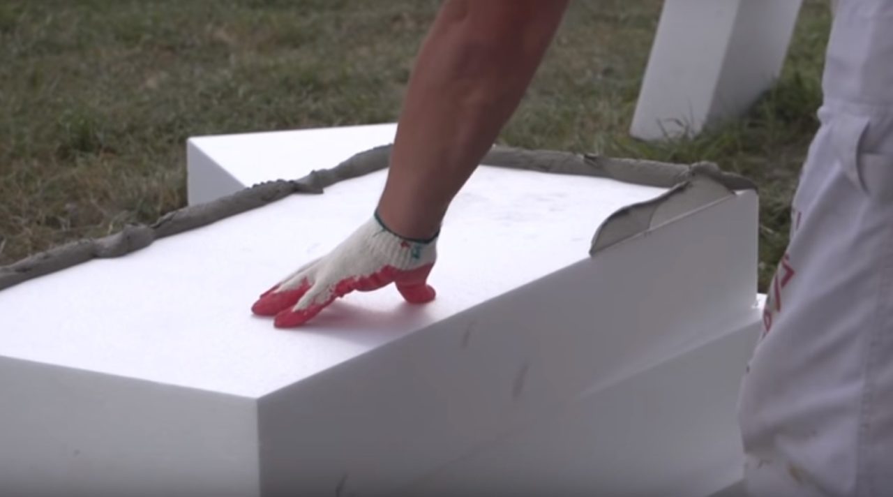 Нанесение клея на утеплитель