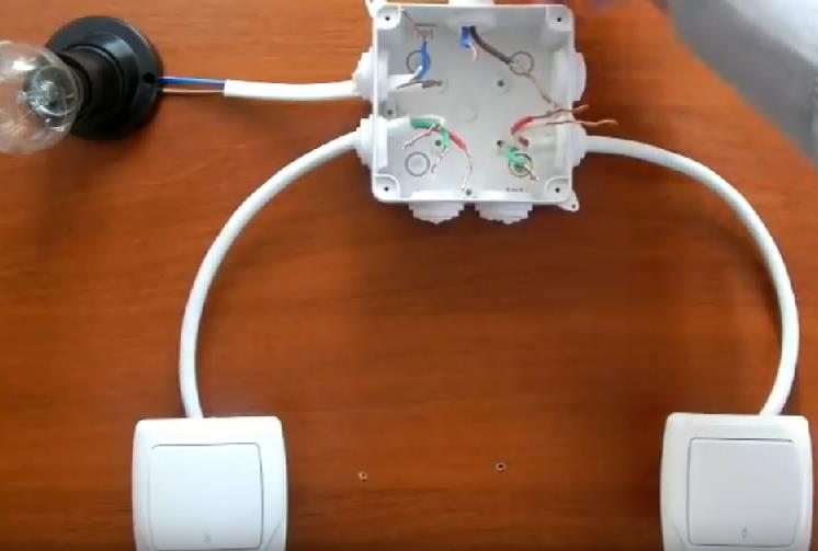 Необходимо снять изоляцию с кабеля и защитить концы проводников для дальнейшей скрутки