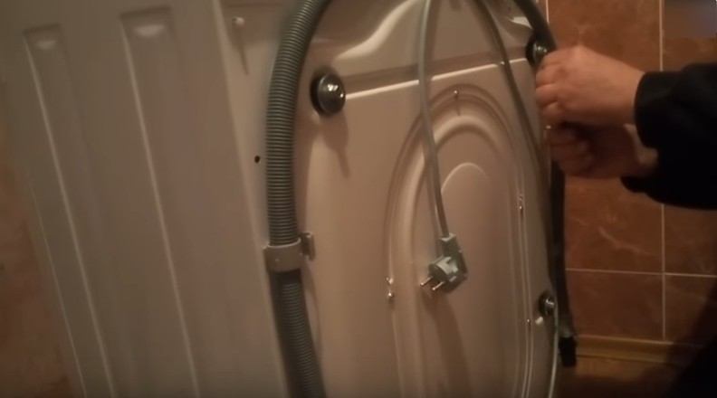 Откручивание транспортировочных болтов