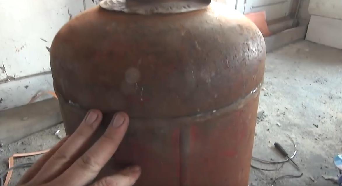 Отпиливаем верхнюю часть баллона по разметке