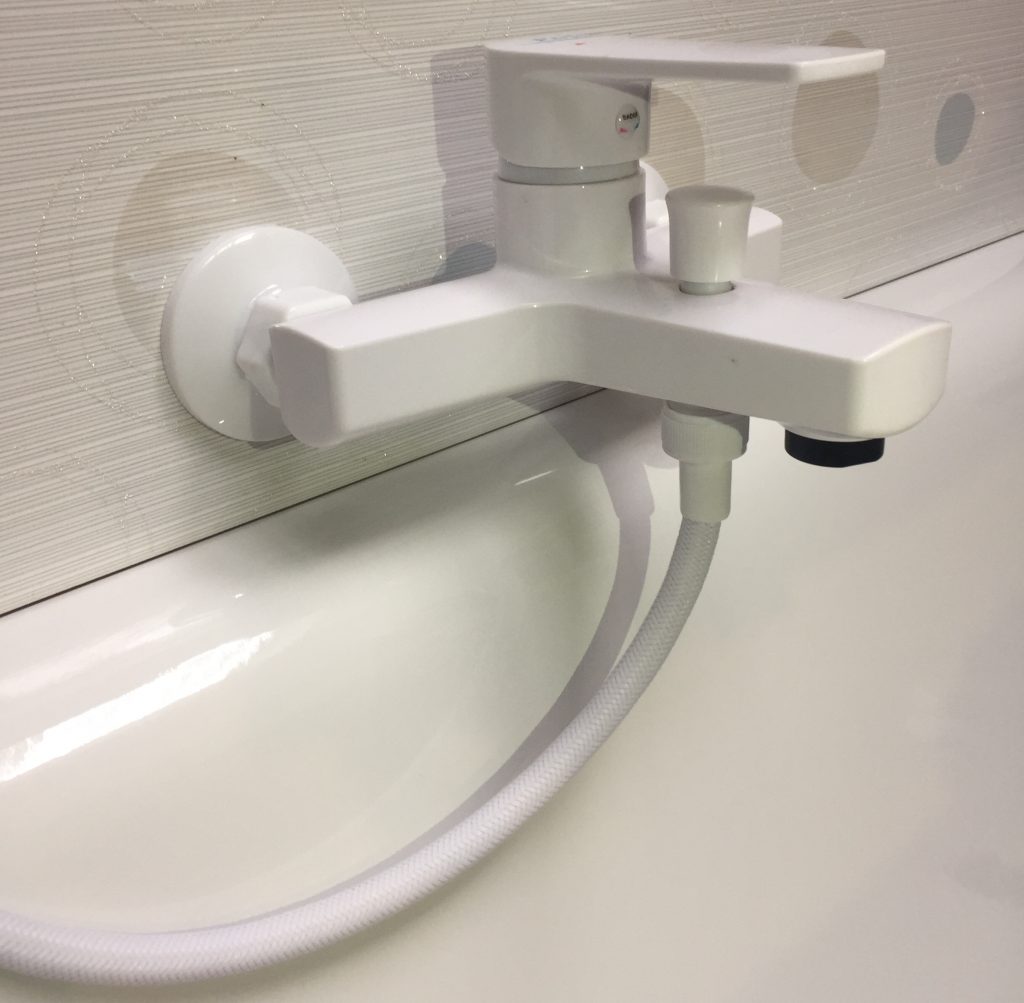 Пластиковый смеситель для ванны не выдерживает слишком горячей воды