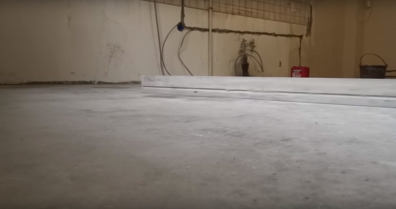 Проверяется ровность пола