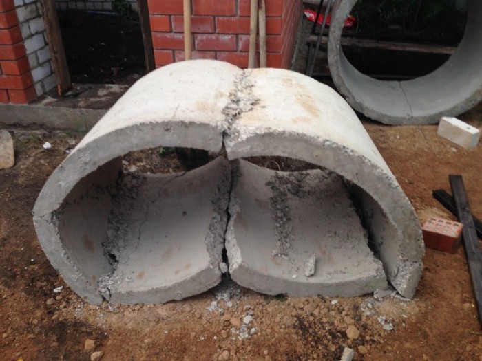 Разбитое бетонное кольцо