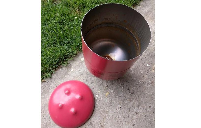 С помощью болгарки необходимо отрезать днище баллона. Затем понадобится взять напильник, и отшлифовать заусенцы на конструкции