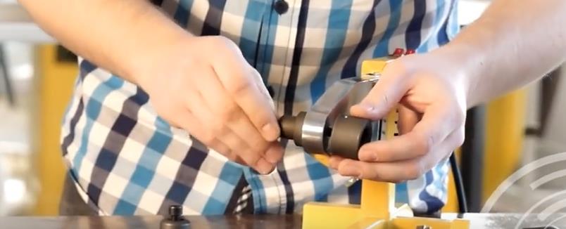 Следует раскрутить элементы, а затем закрутить с двух сторон на сварочном аппарате. Причем сделать это придется до того, как он нагреется