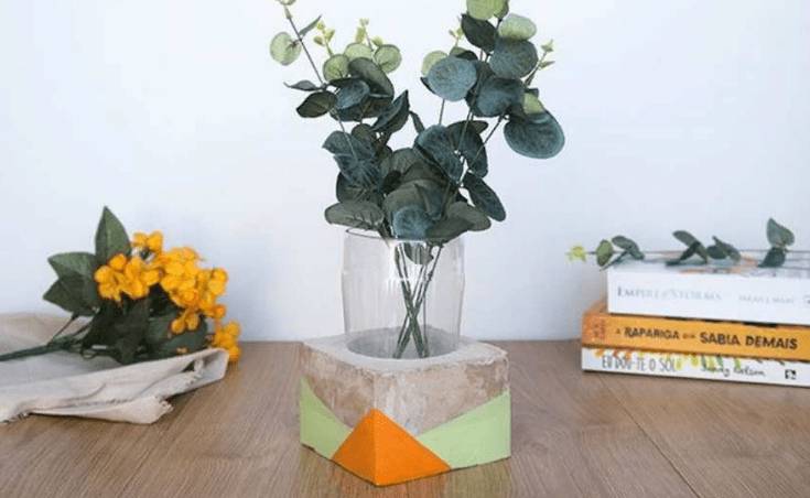 Ваза на бетонном основании