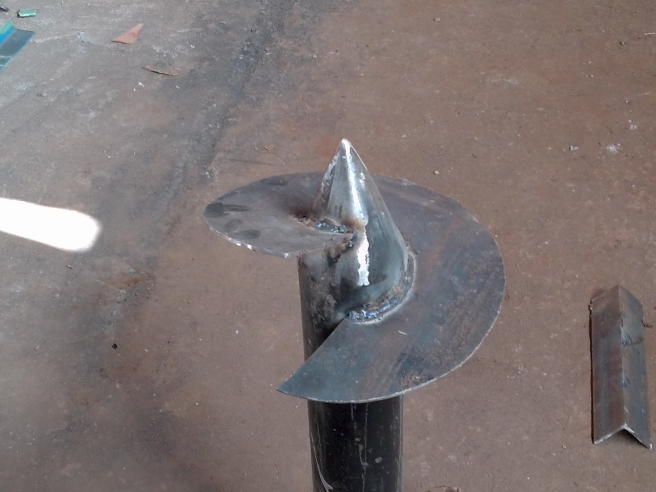 Винтовая свая -это металлическая труба с заострённым наконечником и приваренной к ней лопастью