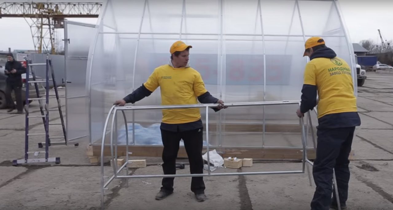 Вначале крепятся крылья парника