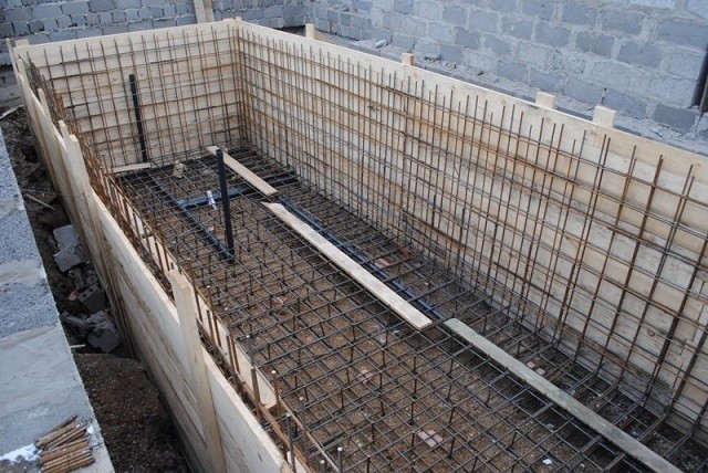 Железобетонная конструкция бассейна на этапе строительства