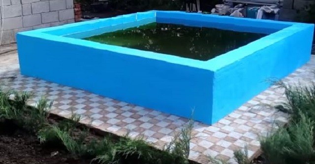 Небольшой бассейн, построенный на участке силами хозяев