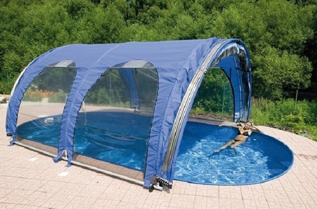 Некоторые производители предлагают складывающиеся павильоны, специально предназначенные для покрытия бассейнов. Из представленного ассортимента можно выбрать подходящий вариант для конкретного размера водоема. Или даже разместить персональный заказ