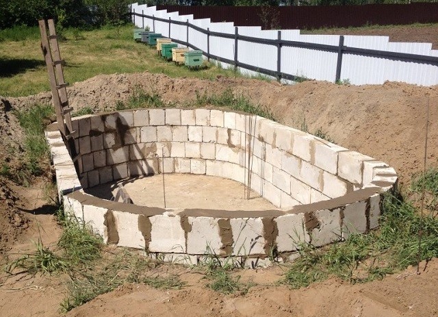 Строительство из газосиликатных блоков происходит быстрее, чем из кирпича, так как они крупнее. Кроме того, из них легче выводить ровные стены.