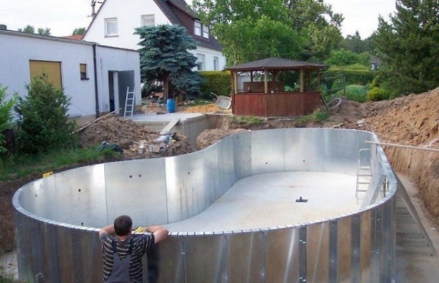 Чаша бассейна, изготовленная из стального оцинкованного листа.