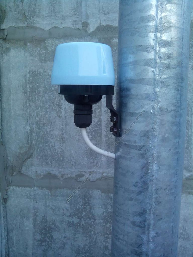 Пример неудачного размещения фотореле. Лучи света будут отражаться от оцинкованной трубы и попадать на фоторезистор. Реле будет срабатывать некорректно