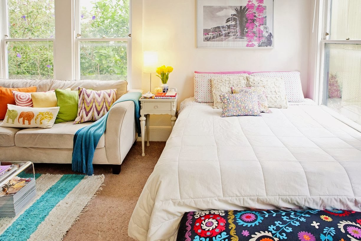 Яркие акценты будут уместны в зоне гостиной