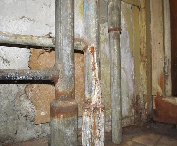 Изношенные стальные трубы.