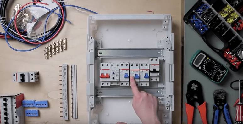 Начиная работу, разложите перед собой все нужные инструменты