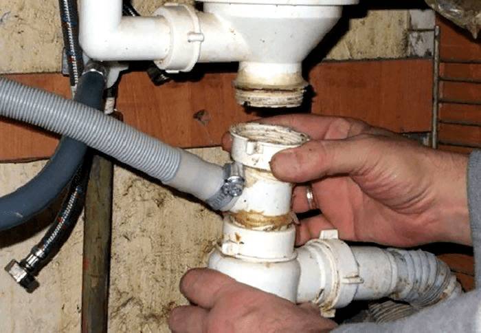 Демонтаж старого слива