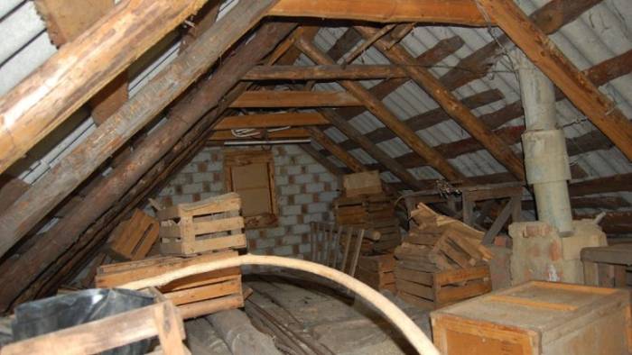 Хлам на чердаке является дополнительным фактором риска возникновения пожара
