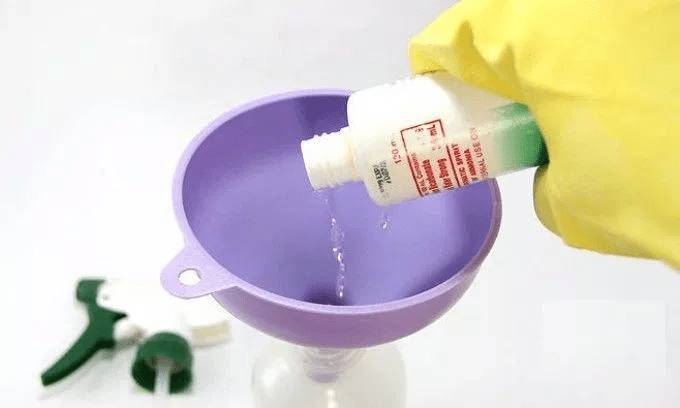 Удобнее заливать средство в бутылку через воронку, чтобы не пролить