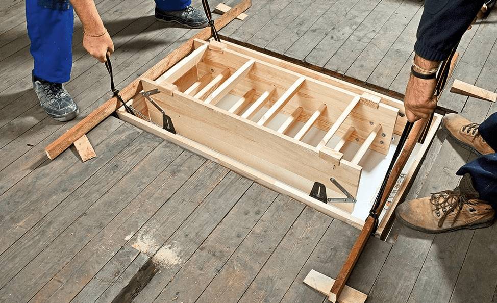 Если есть помощники, можно установить собранную конструкцию целиком