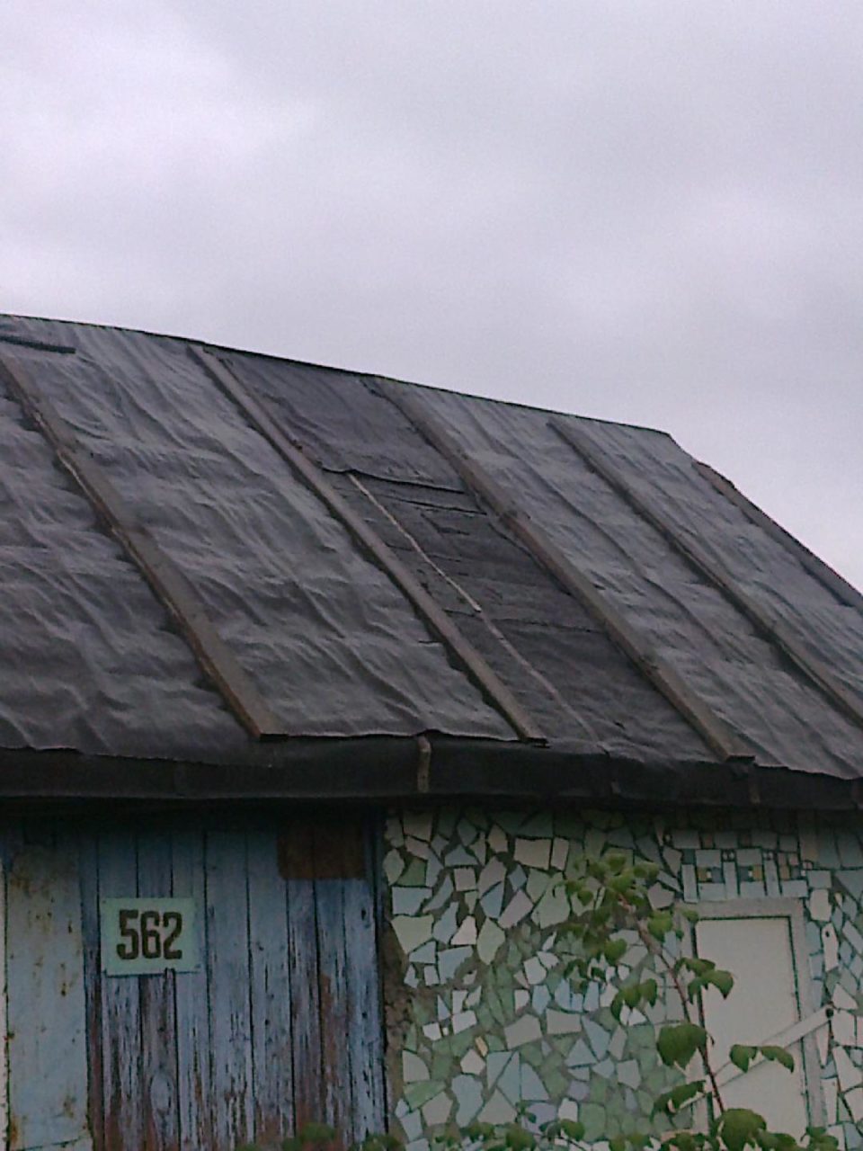 Если рубероид в качестве основного кровельного материала способен прослужить 10 лет, то битумные кровельные настилы порядка 30