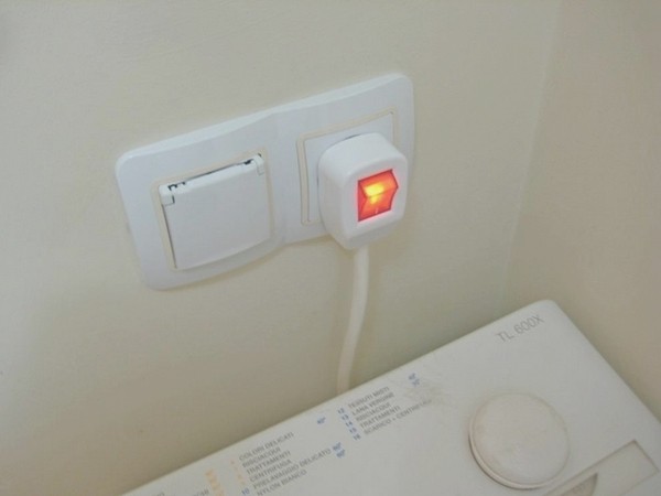 Элементарный способ решить проблему со стиральной машины - отключить на несколько минут отсоединить ее от сети