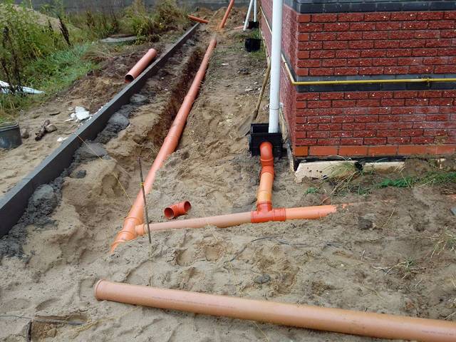 Очень часто для ливневки используют обычные канализационные пластиковые трубы (ПВХ). Лучше брать оранжевые, как предназначенные для наружных работ.