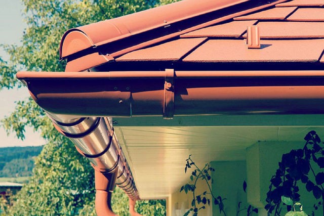 Водосточная система имеет полное право рассматриваться в качестве одной из ключевых частей ливневки.