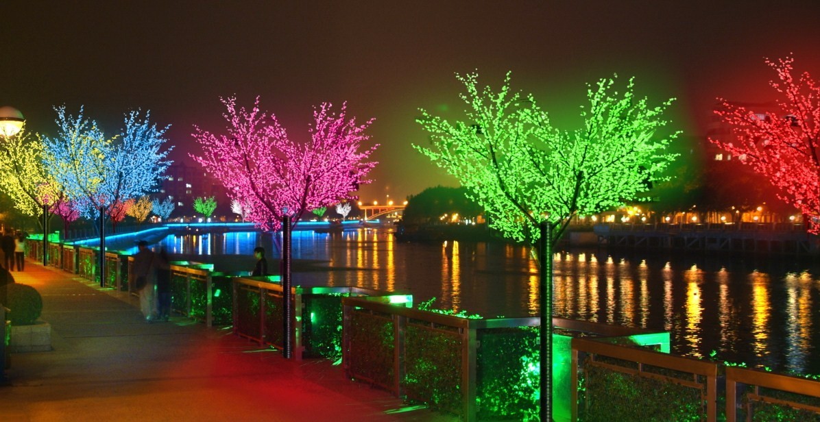 Уличное оформление гирляндой