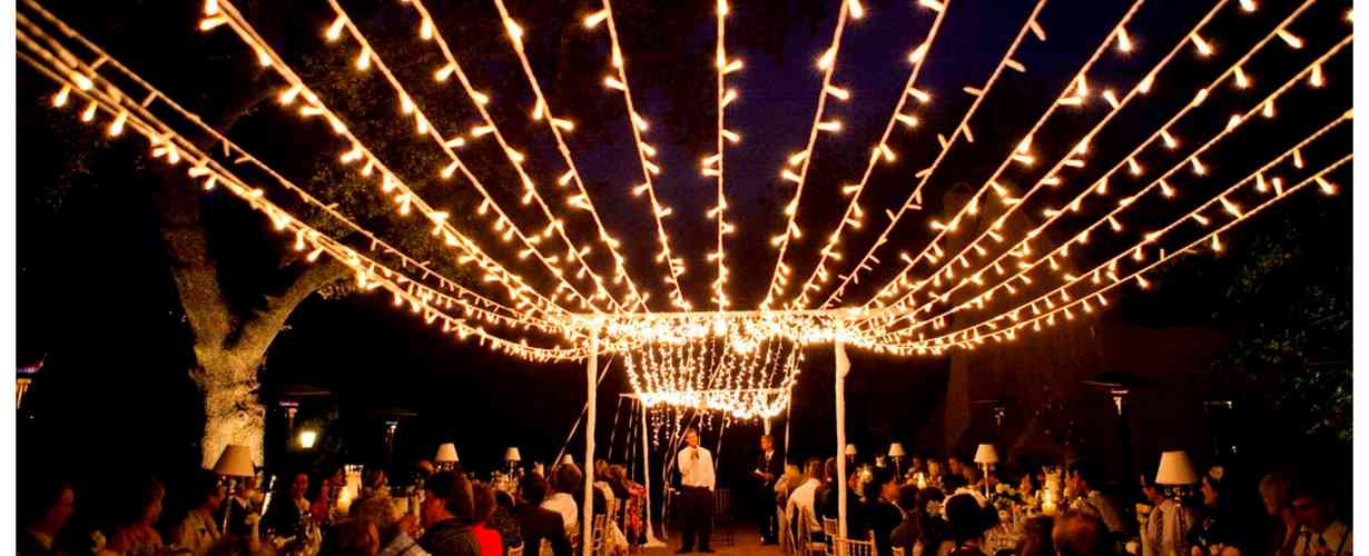 Применение уличной гирлянды на свадебной церемонии