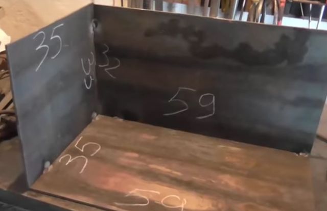 Боковые и задняя стенки сперва прихватываются