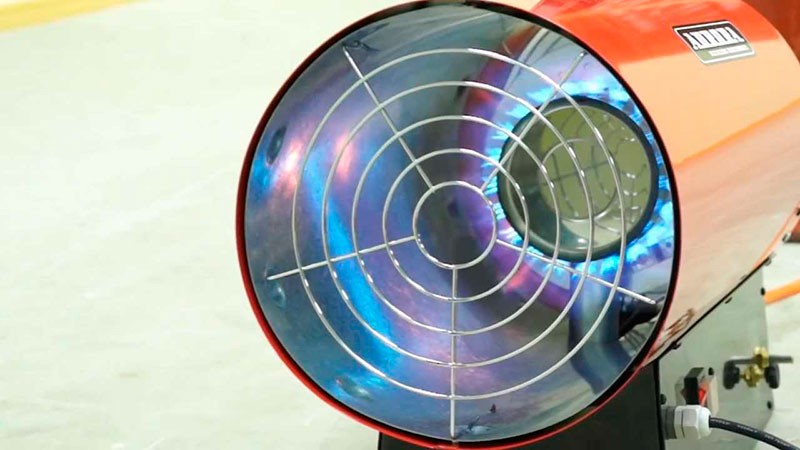 Такая пушка за 1 час активной работы сжигает порядка 1,5 - 2 литров газа (на максимальной мощности). И этого хватит, чтобы обогреть помещение свыше 200 квадратных метров. Электрический обогреватель для этого потратит не менее 40 кВт*ч энергии, что обойдется в разы дороже (и времени на это потребуется намного больше)