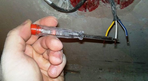 поиск фазы индикаторной отверткой