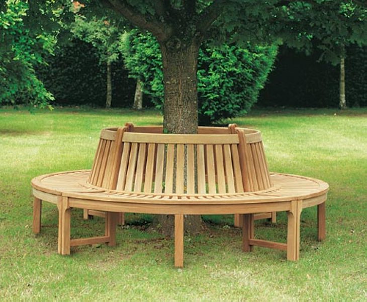 Скамейка круглой формы, установленная вокруг дерева