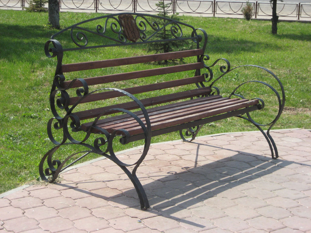 Кованая садовая скамейка