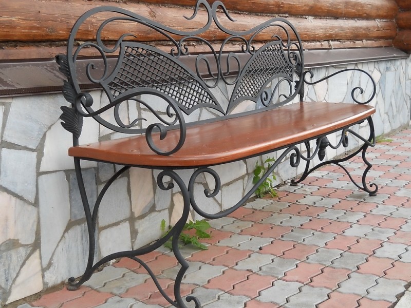 Кованая скамейка с сиденьем из цельного деревянного щита