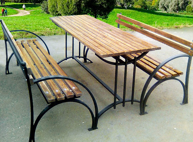 Пример скамейки с металлическим основанием