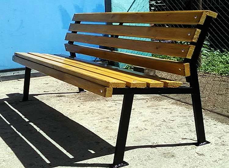 Простая скамейка из металла