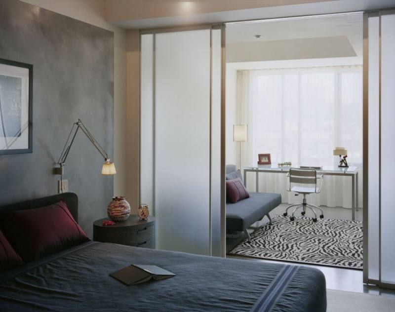 Раздвижные двери устанавливают на всю ширину комнаты