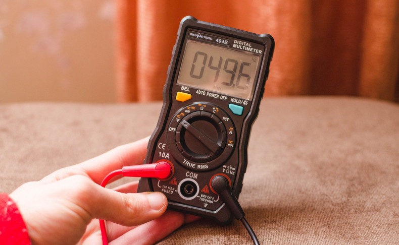 Хорошо, если прибор снабжен резиновым чехлом, защищающим от ударов и повреждений при случайном падении мультиметра