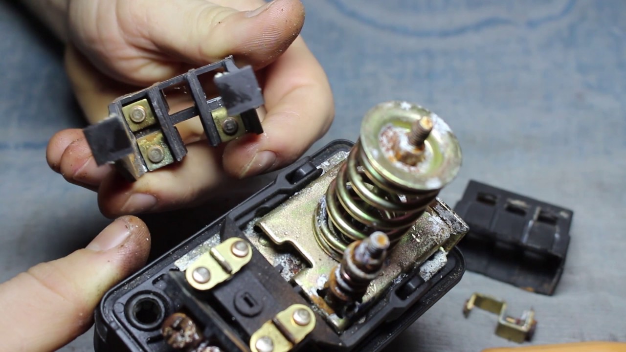 Реле включения насосной станции. Именно с его помощью регулируется давление, при котором насос включается и отключается. Реле регулярно следует очищать от ржавчины, если станция расположена в месте повышенной влажности