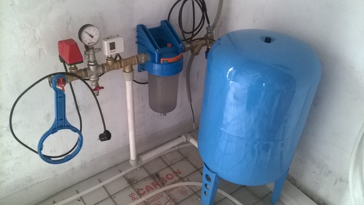 Водоснабжение с гидроаккумулятором. В таких системах давление в водопроводе обеспечено и при отключенной электропитании. В данном случае размер бокса - 60 литров, из которого удастся взять не менее 15 - 20 литров