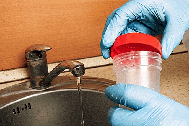 Для микробиологического анализа вода должна набираться в стерилизованную стеклянную или специальную одноразовую стерильную пластиковую емкость (контейнер). А забор производится с надетыми на руки стерильными перчатками.