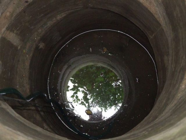 Если в колодец через его стенки проникает верховодка или дождевая вода, если не предпринимается шагов по защите от попадания в него мусора, вода из такого источника обязательно вскорости начнет отдавать резким сероводородным запахом.