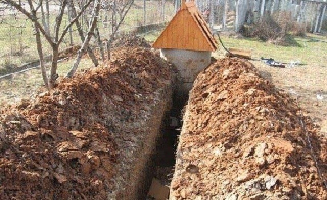 Траншея для прокладки водопровода – обычно ее прокладывают по прямой, стараясь обойтись без поворотов.