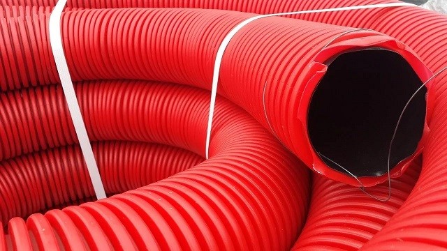 Гофрированная двуслойная труба большого диаметра может быть использована в качестве защитного кожуха при прокладке трубопровода.